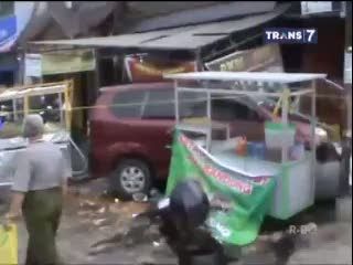 Sopir Tak Lancar Mengemudi, Mobil Seruduk Gerobak dan Motor