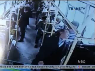 Aksi Heroik Sopir Bus Terekam CCTV