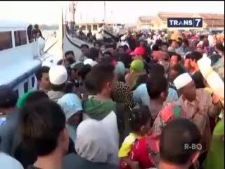 Puluhan Jamaah Haji Berebut Naik Kapal