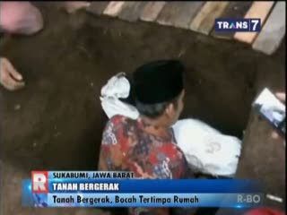 Tanah Bergerak, Bocah Tewas Tertimpa Rumah