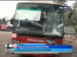 Akibat Ugal-Ugalan Supir, Metromini dan Bus Transjakarta Tabrakan