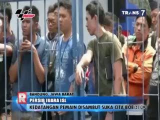 Persib Juara ISL, Bobotoh Sambut Kedatangan Para Pemain di Bandara Husein Sastranegara