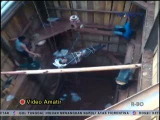 Video Amatir Detik-Detik Evakuasi Korban dari Dalam Galian