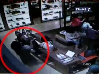 Aksi Pencurian Tas Bermerk Terekam CCTV