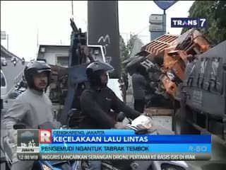 Truk Tabrak Tembok Akibat Sopir Mengantuk