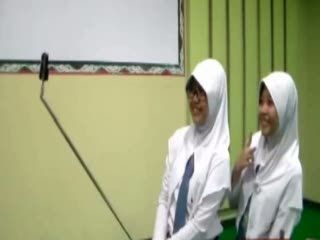Keren, 2 Siswi Madrasah Ini Ciptakan Tongsis dari Payung