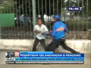 Gelandangan Nekat Loncat ke Sungai Hindari Kejaran Petugas