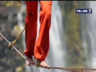 Lintasi Air Terjun di Atas Seutas Tali Tanpa Pengaman