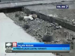 Kondisi Fly Over Jembatan Dua yang Amblas Masih Terbengkalai