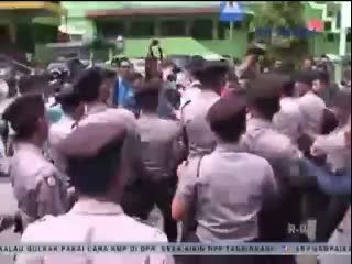 Aksi Tolak Kenaikan BBM Diwanai Aksi Blokir Jalan