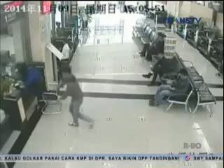 Pencuri Tas di Bank Tertangkap Kamera CCTV