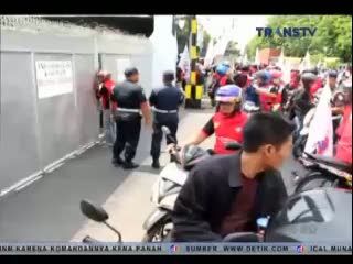 Ribuan Buruh Menggelar Aksi Turun ke Jalan