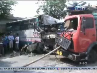 Dua Orang Tewas dalam Tabrakan Beruntun 4 Kendaraan