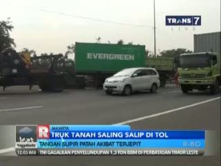 Truk Tronton dan 3 Mobil Tabrakan 