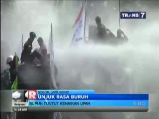 Demo Buruh Tuntut Kenaikan Upah Berujung Bentrok