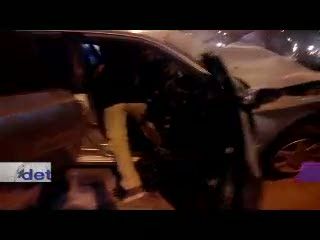 Sebuah Mobil Tabrak Pohon dan Lampu Penerangan