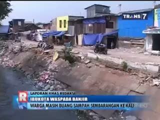 Banjir Mengintai, Warga Masih Buang Sampah ke Kali