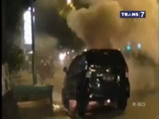 Mobil Terbakar, Penumpang Panik