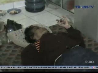 Sakit, Seorang Nenek Dilarang Masuk Rumah oleh Anaknya