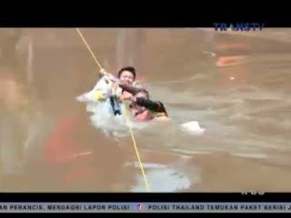 Komunitas Mat Peci Berlatih untuk Evakuasi Korban Banjir