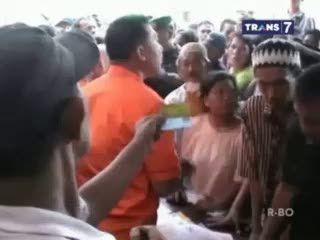 Berdesakan Saat Ambil Dana Kompensasi BBM, Manula dan Ibu Hamil Terjepit