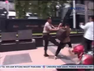 Demo Kenaikan BBM, Mahasiswa dan Polisi Terlibat Adu Jotos