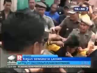 Bentrokan Satpol PP dan Pemilik Rumah Saat Eksekusi Sengketa Lahan