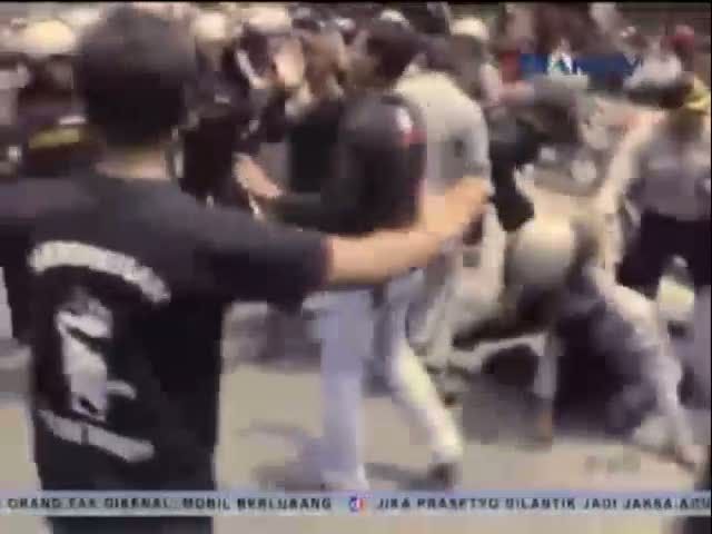 Buruh Blokir Jalan Raya Menuntut Kenaikkan UMK