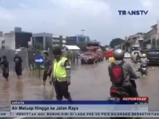 Jalan Jatinegara Barat Ditutup Akibat Air Meluap Hingga ke Jalan