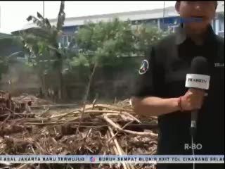 Warga Bersih-bersih Rumah dari Lumpur Banjir