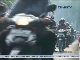 Perbandingan Transportasi Umum dengan Motor