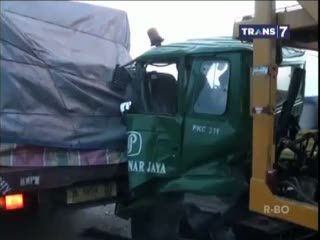 Tabrakan Hebat, Truk Patah Menjadi 2 Bagian