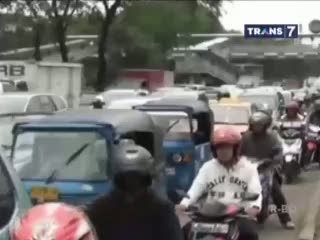 Tabrak Pemotor, Busway Dihancurkan Warga