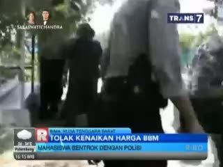 Mahasiswa Bentrok dengan Polisi