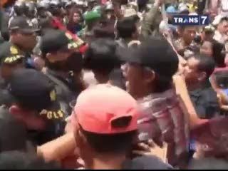 Penertiban Bangunan Liar Diwarnai Aksi Lempar Batu Petugas dan Warga