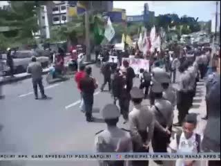 Mahasiswa Tutup Jalan dan Membakar Drum Menolak Kedatangan Jokowi