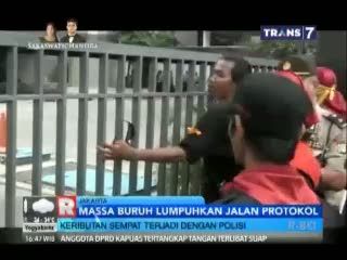 Massa Buruh Lumpuhkan Jalan Protokol