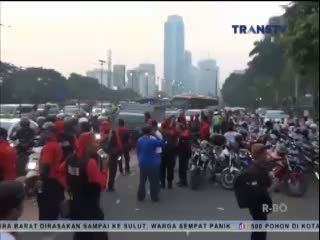 Kemacetan Saat Ribuan Buruh Blokir Jalan Gatot Soebroto