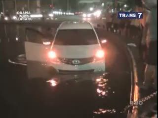 Mobil Tercebur ke Kolam Patung Kuda