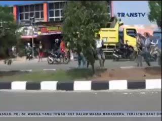 Tawuran, Seorang Pelajar Tersungkur dan Menjadi Bulan-bulanan Lawannya