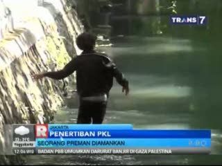 Razia PKL, Seorang Preman Diamankan