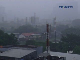 Jakarta Mencekam Dilanda Hujan Deras dan Angin Kencang