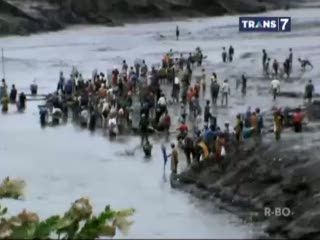 Berebut Ikan di Bendungan Sampean Baru