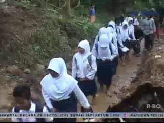Akses Jalan Longsor, Sudah 4 Hari Warga Garut Selatan Terisolir