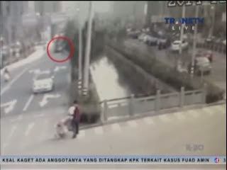 Pengemudi Wanita Hilang Kendali dan Terjun ke Sungai
