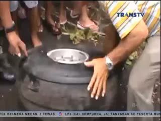 Keluarga Berharap Korban Pesawat Jatuh Bisa Ditemukan 