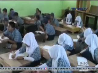 Tak Punya Meja dan Kursi, Siswa Belajar di Lantai