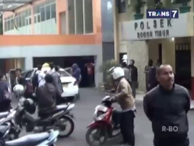 Seorang Pria Tewas Dalam Taksi