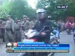 Pembongkaran Lapak PKL untuk Lahan Terbuka Hijau 