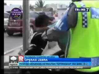 Terjaring Operasi Zebra, Pemuda Ini Menangis Sesenggukan di Atas Motornya